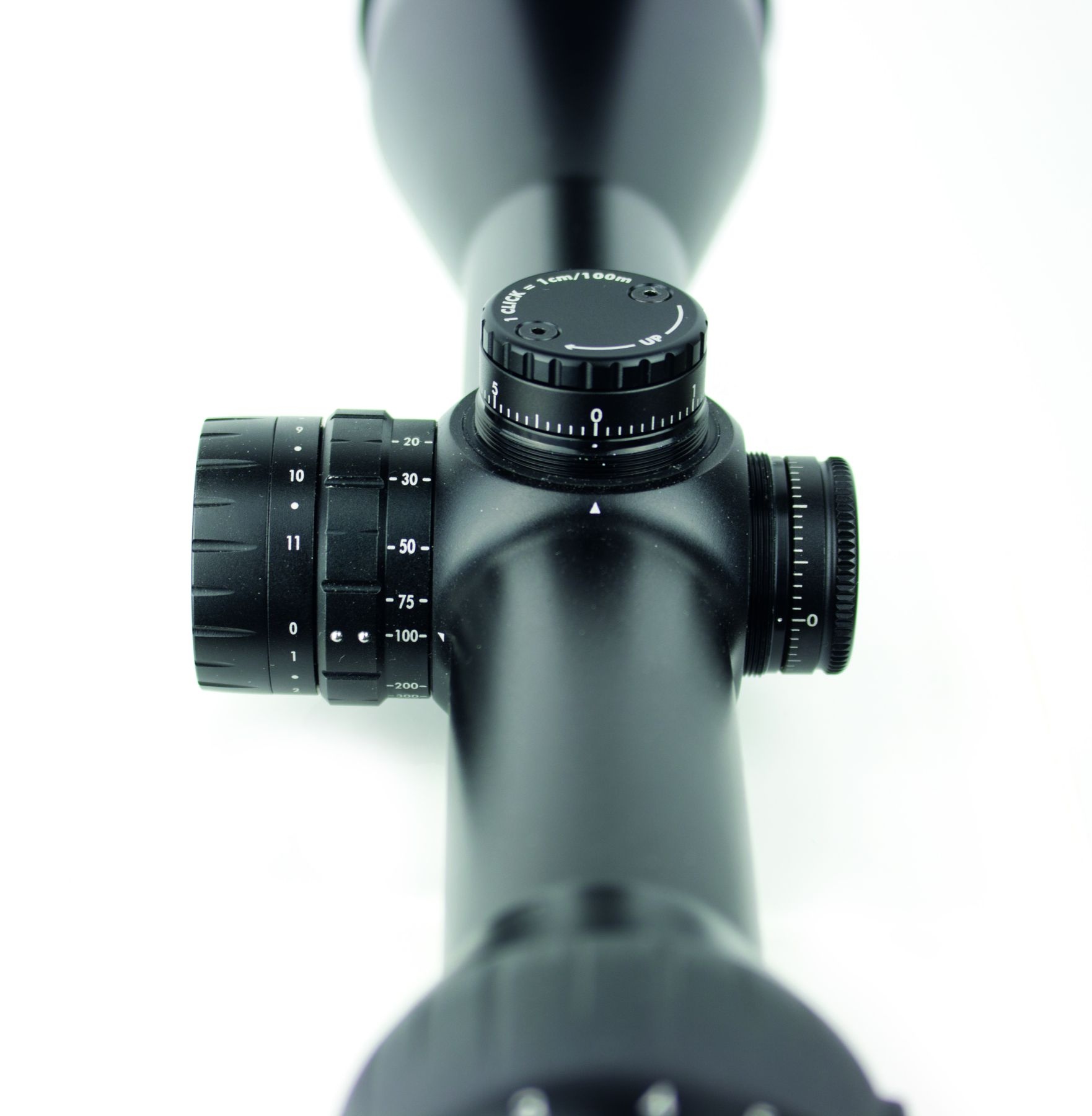 Steiner Ranger 8 3-24x56 CW (wersja z szyną) to potężna luneta, która imponuje swoją uniwersalnością i parametrami optycznymi, sprawdzającymi się w nawet najtrudniejszych warunkach.Ranger 8 zapewnia powtarzalną i precyzyjną regulację siatki celowniczej. Pokrętła regulacyjne są słyszalne i wyczuwalne w dotyku, zapewniając użytkownikowi intuicyjną obsługę.Jest to luneta niezwykle wszechstronna, umożliwiająca dokładne i bezpieczne wykrycie zwierzyny z dowolnej - LifeGun.pl Luneta STEINER RANGER 8 3-24X56 CW z szyną (3003903204)-2