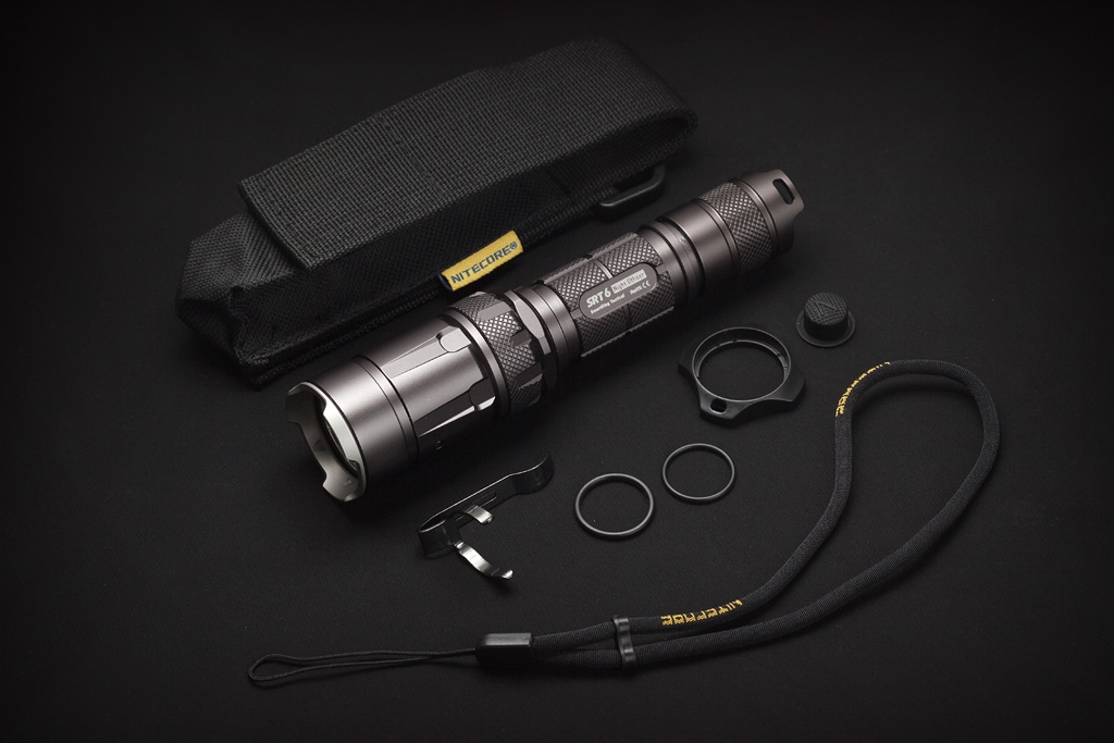 Światło S.O.S.: Tak | Maksymalny czas pracy (godz.): 200 | Zasięg wiązki światła (m): 260 | Waga bez baterii (g): 145 | Futerał: Tak | Wodoodporność: Do 2 m | Kolor: Czarny | Baterie (kompatybilne): 1 x 18650 lub 2 x CR123 | Długość całkowita (mm): 153 | Średnica głowicy (mm): 34 | Źródło światła: Dioda LED CREE XM-L2 (T6) | Światło stroboskopowe: tak | Moc światła (L): 930 - LifeGun.pl Latarka Nitecore SRT6 SmartRing Night Officer Tactical 930 Lumenów-2