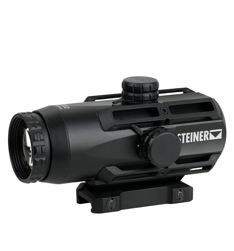 Kolimator Steiner S332 oferuje stałe 3-krotne przybliżenie i obiektyw o średnicy 32 mm. Został zaprojektowany do współpracy z karabinkami w kalibrze 5,56. To niezwykle wytrzymała konstrukcja oferująca wysoką odporność na wstrząsy (odrzut do 900 g) i odporność na zanurzenie do 10 metrów. Układ optyczny umożliwia regulację dioptrii w skali od -3 do +3. Punkt celowniczy można regulować w pionie i poziomie - LifeGun.pl Kolimator Steiner S332 / 5.56 (8793)-2