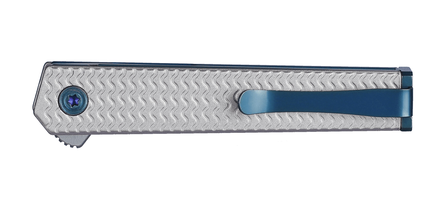 Nóż CRKT 7081 CEO MICROFLIPPER Najmniejsza i najlżejsza wersja renomowanego składanego noża CEO Microflipper łączy wyrafinowany styl i najwyższą wygodę. Może i jest mały, ale dzięki lekkiej aluminiowej rękojeści i ostremu jak brzytwa ostrzu ze stali Sandvik 12C27™ poradzi sobie z każdym zadaniem. Ten elegancki nóż z ostrzem drop-point posiada teksturyzowane nakładki chwytu wykonane z - LifeGun.pl Nóż CRKT 7081 CEO MICROFLIPPER-2