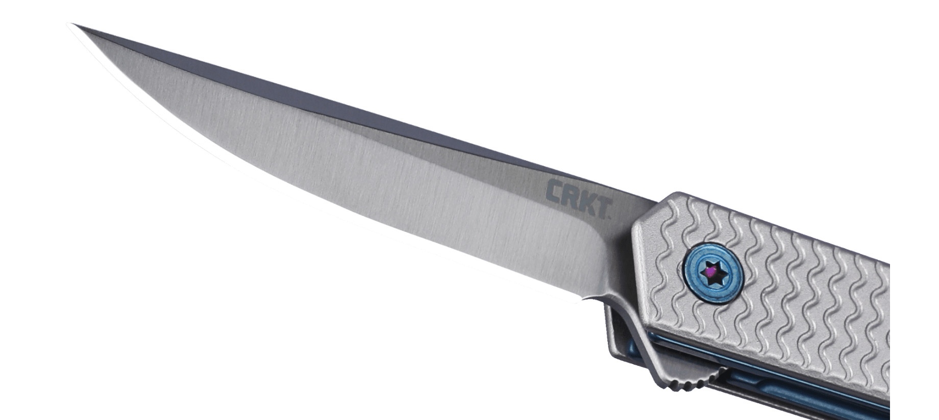 Nóż CRKT 7081 CEO MICROFLIPPER Najmniejsza i najlżejsza wersja renomowanego składanego noża CEO Microflipper łączy wyrafinowany styl i najwyższą wygodę. Może i jest mały, ale dzięki lekkiej aluminiowej rękojeści i ostremu jak brzytwa ostrzu ze stali Sandvik 12C27™ poradzi sobie z każdym zadaniem. Ten elegancki nóż z ostrzem drop-point posiada teksturyzowane nakładki chwytu wykonane z - LifeGun.pl Nóż CRKT 7081 CEO MICROFLIPPER-4