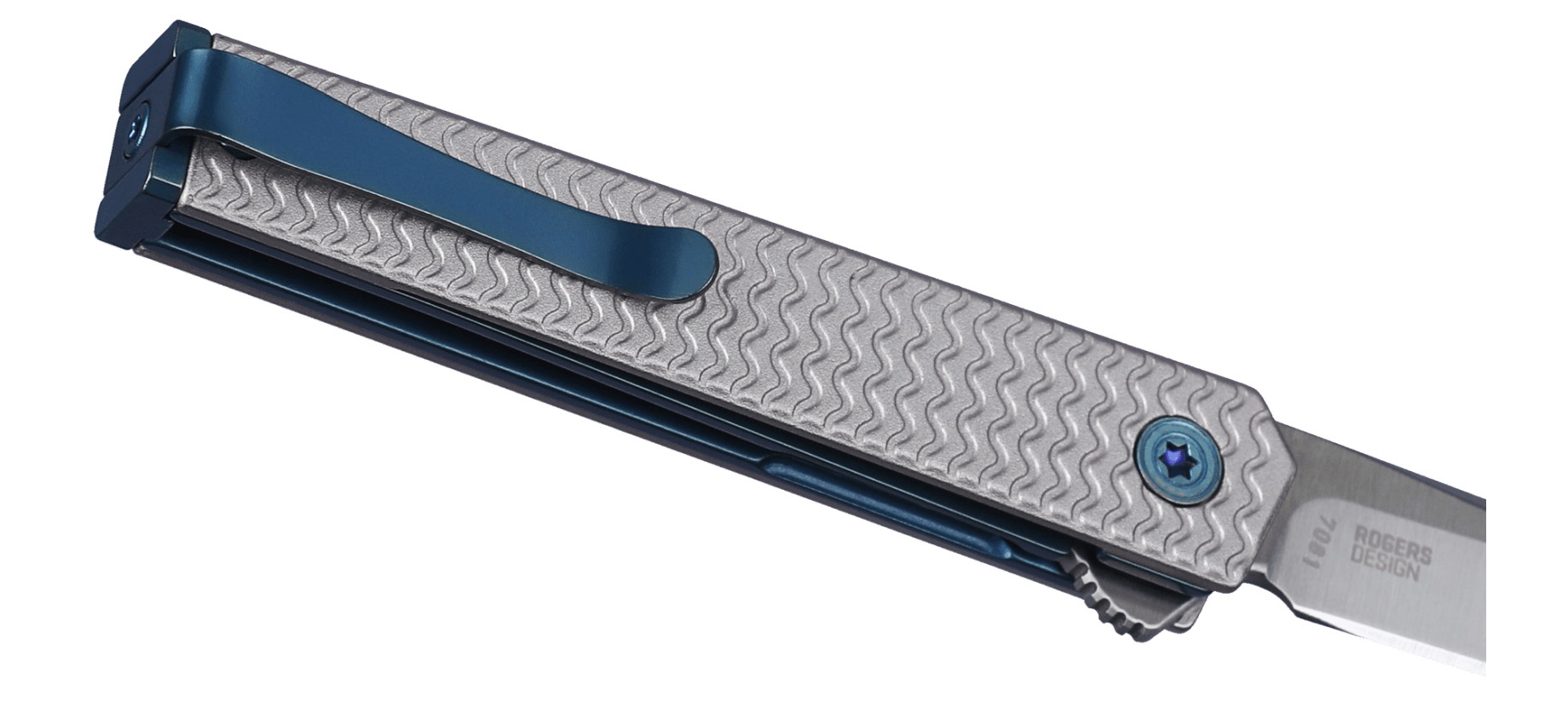 Nóż CRKT 7081 CEO MICROFLIPPER Najmniejsza i najlżejsza wersja renomowanego składanego noża CEO Microflipper łączy wyrafinowany styl i najwyższą wygodę. Może i jest mały, ale dzięki lekkiej aluminiowej rękojeści i ostremu jak brzytwa ostrzu ze stali Sandvik 12C27™ poradzi sobie z każdym zadaniem. Ten elegancki nóż z ostrzem drop-point posiada teksturyzowane nakładki chwytu wykonane z - LifeGun.pl Nóż CRKT 7081 CEO MICROFLIPPER-5