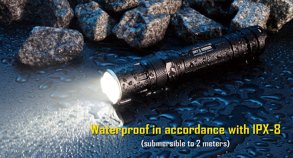 Światło S.O.S.: Tak | Maksymalny czas pracy (godz.): 450 | Zasięg wiązki światła (m): 155 | Waga bez baterii (g): 77 | Futerał: Tak | Wodoodporność: Do 2 m | Kolor: Czarny | Baterie (kompatybilne): 1 x 18650 lub 2 x CR123 | Długość całkowita (mm): 136 | Średnica głowicy (mm): 25 | Źródło światła: Dioda LED CREE XM-L2 (T6) | Światło stroboskopowe: tak | Moc światła (L): 750 - LifeGun.pl Latarka Nitecore SRT5 SmartRing Tactical Detective 750 Lumenów-17