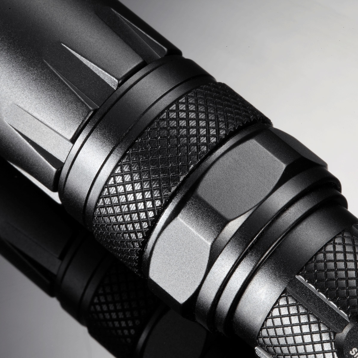 Światło S.O.S.: Tak | Maksymalny czas pracy (godz.): 450 | Zasięg wiązki światła (m): 155 | Waga bez baterii (g): 77 | Futerał: Tak | Wodoodporność: Do 2 m | Kolor: Czarny | Baterie (kompatybilne): 1 x 18650 lub 2 x CR123 | Długość całkowita (mm): 136 | Średnica głowicy (mm): 25 | Źródło światła: Dioda LED CREE XM-L2 (T6) | Światło stroboskopowe: tak | Moc światła (L): 750 - LifeGun.pl Latarka Nitecore SRT5 SmartRing Tactical Detective 750 Lumenów-22