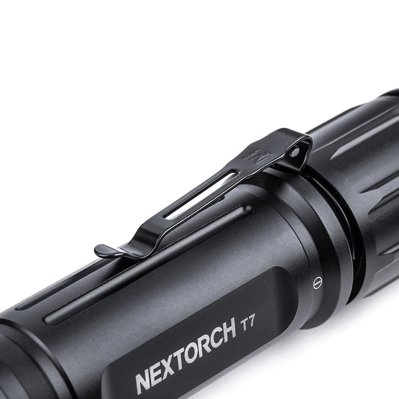 Latarka Nextorch T7 to taktyczna latarka dalekiego zasięgu o mocy 900 lumenów,. W zestawie z latarką znajdziecie mocowanie (RM85S), wyłącznik żelowy na kablu (TS4-L), bateria 1 x 18650. Dzięki potężnemu zasięgowi wiązki światła T7 może pomóc w poszukiwaniach lub wykrywaniu zagrożenia. Poza tym T7 jest wyposażony w port ładowania 2 w 1, w którym wtykany włącznik żelowy - LifeGun.pl Zestaw Myśliwski Nextorch T7 v2.0 1300 Lumenów-3