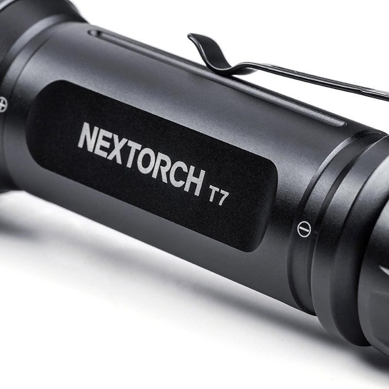 Latarka Nextorch T7 to taktyczna latarka dalekiego zasięgu o mocy 900 lumenów,. W zestawie z latarką znajdziecie mocowanie (RM85S), wyłącznik żelowy na kablu (TS4-L), bateria 1 x 18650. Dzięki potężnemu zasięgowi wiązki światła T7 może pomóc w poszukiwaniach lub wykrywaniu zagrożenia. Poza tym T7 jest wyposażony w port ładowania 2 w 1, w którym wtykany włącznik żelowy - LifeGun.pl Zestaw Myśliwski Nextorch T7 v2.0 1300 Lumenów-5