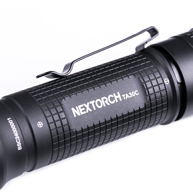 Latarka NEXTORCH TA30 C to kompaktowa wersja cenionego taktycznego modelu TA30 przygotowanego specjalnie dla służb mundurowych z ceramicznym zbijakiem do szyb. Do niebezpiecznej pracy w ciemnościach uwzględniającej poszukiwanie trudnych do zlokalizowania przedmiotów lub osób, a nawet konieczność samoobrony potrzeba konkretnego oświetlenia. Zaprojektowana specjalnie dla służb mundurowych, odporna na każde warunki, latarka Nextorch TA30 C podoła - LifeGun.pl Latarka Nextorch TA30 C 1600 Lumenów-3