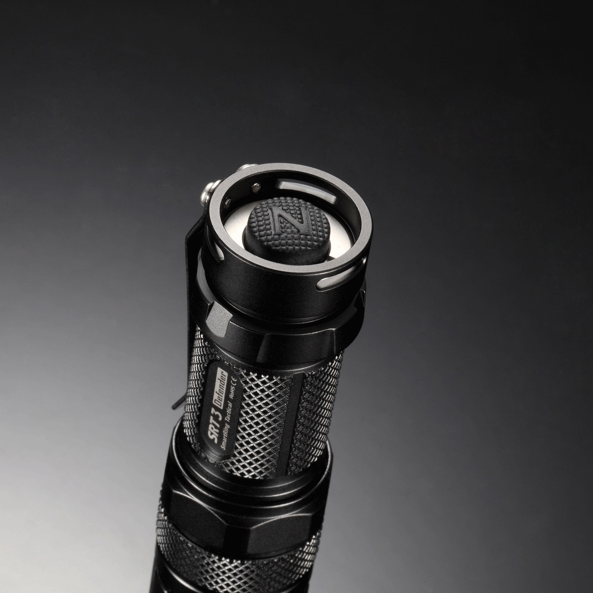 Światło S.O.S.: Tak | Maksymalny czas pracy (godz.): 200 | Zasięg wiązki światła (m): 134 | Waga bez baterii (g): 73 | Futerał: Tak | Wodoodporność: Do 2 m | Kolor: Czarny | Baterie (kompatybilne): 1x CR123 | Długość całkowita (mm): 100 | Średnica głowicy (mm): 25 | Źródło światła: Dioda LED CREE XM-L2 (T6) | Światło stroboskopowe: tak | Moc światła (L): 550 - LifeGun.pl Latarka Nitecore SRT3 SmartRing Tactical Defender 550 Lumenów-5