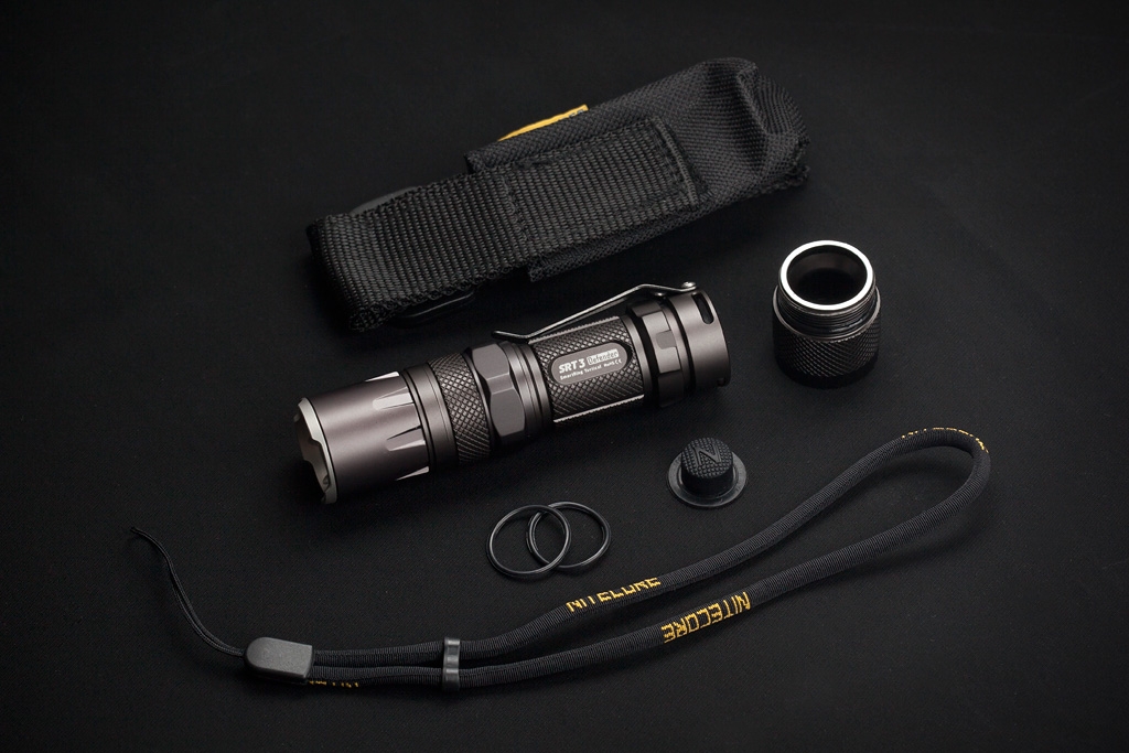 Światło S.O.S.: Tak | Maksymalny czas pracy (godz.): 200 | Zasięg wiązki światła (m): 134 | Waga bez baterii (g): 73 | Futerał: Tak | Wodoodporność: Do 2 m | Kolor: Czarny | Baterie (kompatybilne): 1x CR123 | Długość całkowita (mm): 100 | Średnica głowicy (mm): 25 | Źródło światła: Dioda LED CREE XM-L2 (T6) | Światło stroboskopowe: tak | Moc światła (L): 550 - LifeGun.pl Latarka Nitecore SRT3 SmartRing Tactical Defender 550 Lumenów-7