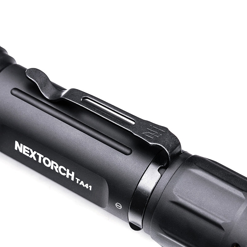 Latarka Nextorch TA41 to zgrabna, poręczna, a dzięki zastosowaniu specjalnego stopu aluminium lotniczego o grubości ścianki tubusu aż 2,4mm pancerna latarka. Spełni oczekiwania najbardziej wymagających użytkowników. Latarka jest wodo- i wstrząsoodporna, wg standardu IPX8. Dodatkowo materiał tubusu pokryto trwałą czarną anodyzacją typu III. Zmiana trybów pracy odbywa się za pomocą opatentowanego przycisku DUO SWITCH umieszczonego z tyłu latarki. Przy pojedynczym - LifeGun.pl ZESTAW MYŚLIWSKI NEXTORCH TA41 2600L-12