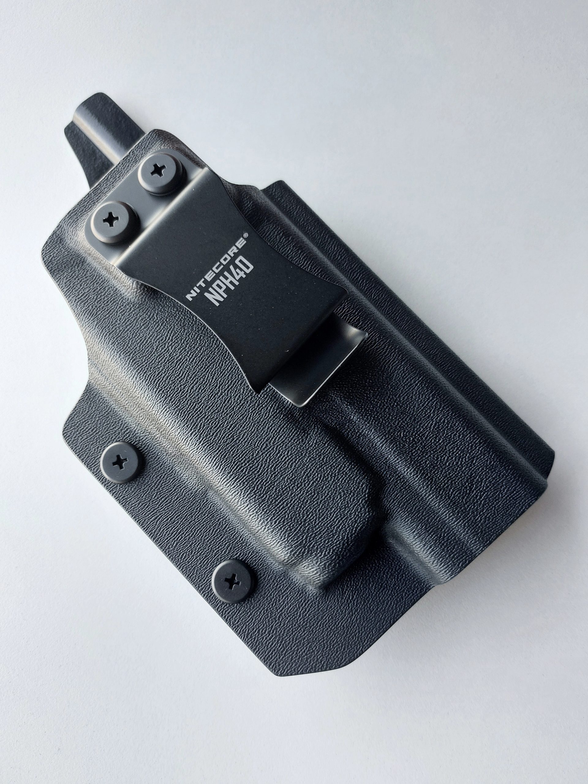 NITECORE NPH40 to wysokiej jakości, WEWNĘTRZNA kabura zaprojektowana z myślą o latarkach taktycznych NITECORE NPL25 i NPL25GL. Wykonana z wytrzymałego polimeru Kydex 2.36, posiada odkręcany klips ze stali i jest kompatybilna z modelami Glock 17 i Glock 19. Cechy: Materiał: Kydex 2.36 Mocowanie: Klips ze stali nierdzewnej, odkręcany Kompatybilność: Glock 17 i Glock 19 Kolor: Czarny Rodzaj: Wewnętrzna - LifeGun.pl Kabura NITECORE NPH40 do NPL25 i NPL25GL-2