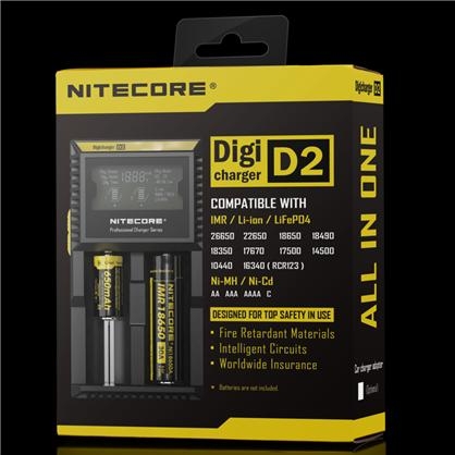 Ładowarka Nitecore Digicharger D2 Ładowarka Nitecore D2 to uniwersalne urządzenie, dzięki któremu można naładować niemal wszystkie modele cylindrycznych akumulatorów. Jej największym atutem jest możliwość dopasowania do rozmiaru baterii dzięki przesuwanemu elementowi. Ładowarka automatycznie rozpoznaje akumulatory Li-ion, Ni-MH oraz Ni-Cd oraz dopasowuje optymalny rodzaj ładowania. Warto nadmienić, że akumulatory ładowane są niezależnie od siebie. Wyświetlacz LCD - LifeGun.pl Ładowarka Nitecore Digicharger D2-3