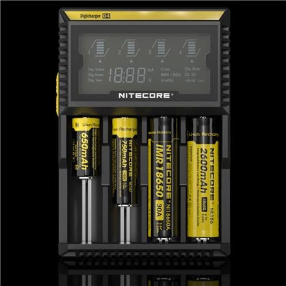 Ładowarka Nitecore Digicharger D4 Ładowarka do baterii Nitecore D4 to uniwersalne urządzenie, dzięki któremu można naładować niemal wszystkie modele cylindrycznych akumulatorów. Jej największym atutem jest możliwość dopasowania do rozmiaru baterii dzięki przesuwanemu elementowi. Ładowarka do akumulatorów automatycznie rozpoznaje akumulatory Li-ion, Ni-MH oraz Ni-Cd oraz dopasowuje optymalny rodzaj ładowania. Warto nadmienić, że akumulatory ładowane są niezależnie - LifeGun.pl Ładowarka do Akumulatorów Nitecore Digicharger D4-2
