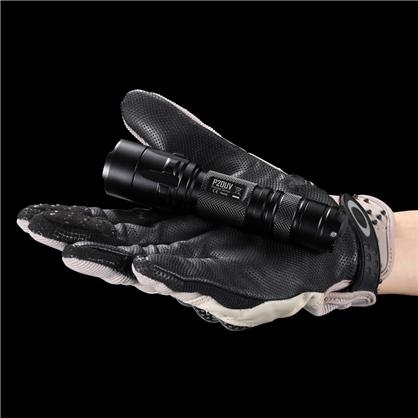 Maksymalny czas pracy (godz.): 15 | Zasięg wiązki światła (m): 180 | Waga bez baterii (g): 104 | Futerał: Tak | Wodoodporność: Do 2 m | Kolor: Czarny | Baterie (kompatybilne): 1 x 18650 lub 2 x CR123 | Długość całkowita (mm): 134 | Średnica głowicy (mm): 32 | Źródło światła: Dioda LED CREE XM-L2 (T6) | Światło stroboskopowe: nie | Moc światła (L): 800 - LifeGun.pl Latarka Nitecore P20UV 800 Lumenów-4