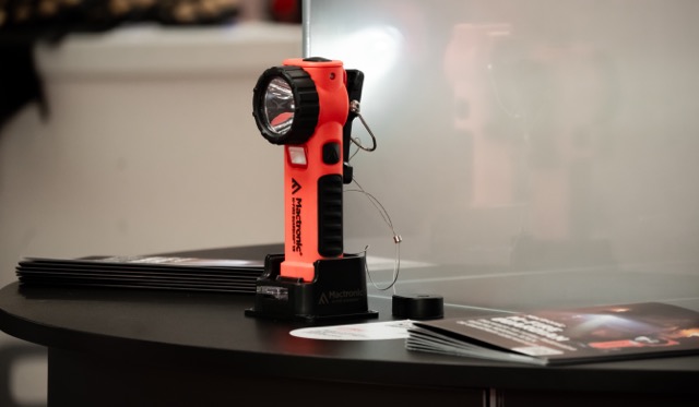 Mactronic M-FIRE GUARDIAN XR, latarka kątowa ATEX z akumulatorem i światłem czerwonym - IFRE-EXPO 2025 - relacja Life&Gun Magazine