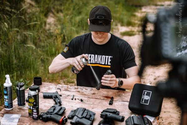 Pistolet Glock to jedna z najpopularniejszych broni krótkich na świecie, ceniony za swoją niezawodność i prostotę konstrukcji. - LifeGun.pl Jak stuningować Glocka bez udziału rusznikarza Praktyczny poradnik 1