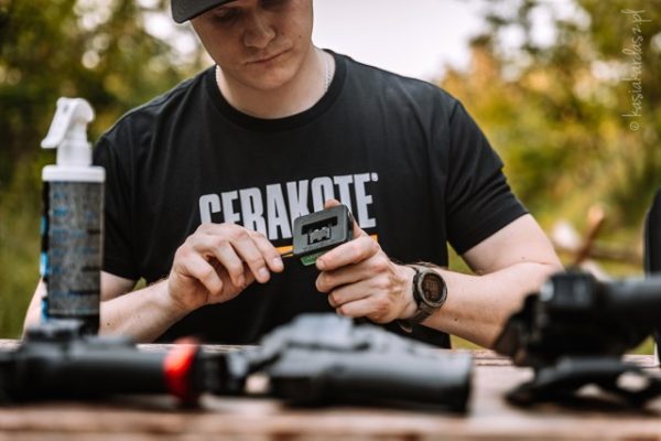 Pistolet Glock to jedna z najpopularniejszych broni krótkich na świecie, ceniony za swoją niezawodność i prostotę konstrukcji. - LifeGun.pl Jak stuningować Glocka bez udziału rusznikarza Praktyczny poradnik 2