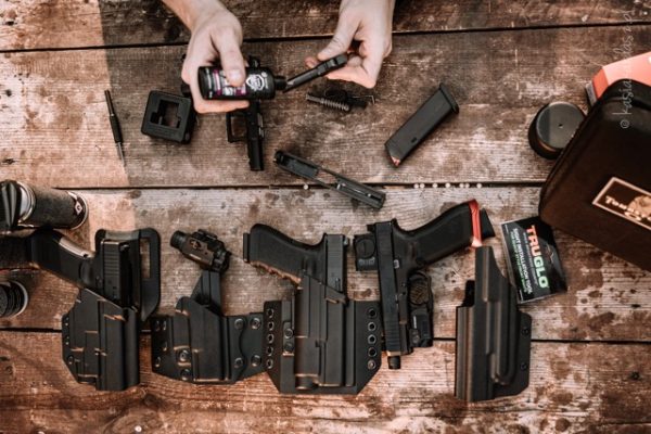 Pistolet Glock to jedna z najpopularniejszych broni krótkich na świecie, ceniony za swoją niezawodność i prostotę konstrukcji. - LifeGun.pl Jak stuningować Glocka bez udziału rusznikarza Praktyczny poradnik 3