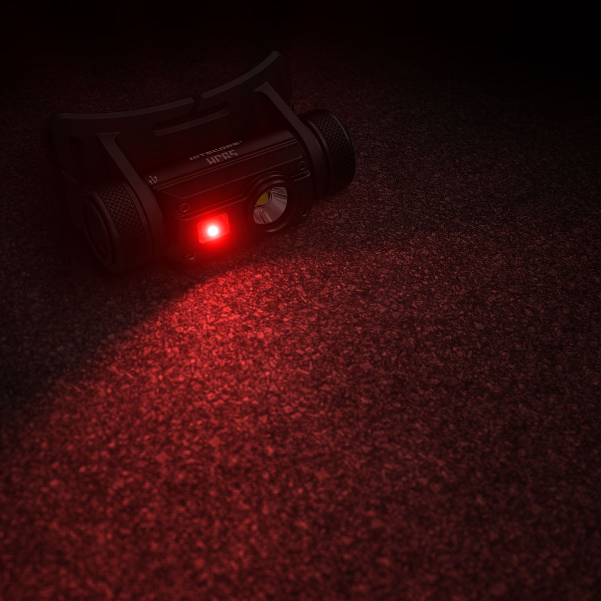 Czołówka marki Nitecore o mocy 1000 lumenów charakteryzuje się nie tylko niezawodnością, ale również funkcjonalnością. Posiada aż trzy źródła światła. Główna dioda emituje światło o maksymalnej mocy 1000 lumenów sięgające nawet na 110 metrów. Czerwone światło jest przydatne szczególnie wtedy, gdy potrzebujemy światła, a nie chcemy pogarszać swojej zdolności widzenia w nocy. Światło czerwone w - LifeGun.pl Czołówka Nitecore HC65 1000 Lumenów-2