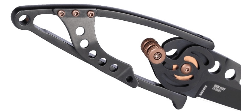 CRKT 5102NK SNAP LOCK to niezwykle dekoracyjny folder, którego gładkie ostrze wykonano ze stali nierdzewnej 420J2 z wykończeniem Titanium Nitride.To co go zdecydowanie wyróżnia, to blokada Snap Lock, umożliwiająca składanie noża na bok o 180 stopni.Mimo swej oryginalności mechanizm działania jest bardzo prosty i intuicyjny w obsłudze.Szkieletowa rękojeść wykonana ze stali nierdzewnej posiada sprężysty klips, a na jej końcu znajduje - LifeGun.pl NÓŻ CRKT 5102NK - SNAP LOCK BLACK-3