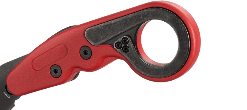 CRKT 4041R PROVOKE GRIVORY to konstrukcja nawiązująca stylistycznie do klasycznych azjatyckich noży typu karambit, łącząca jednocześnie najnowsze technologie z futurystycznym wyglądem.Innowacyjna technologia Kinematic pozwala na błyskawiczne wypchnięcie ostrza przy pomocy kciuka, które automatycznie ulega zablokowaniu.Aby zwolnić blokadę, wystarczy przesunąć specjalną dźwignię.Głownia o agresywnej linii i wykończeniu Stonewash, wykonana jest z wytrzymałej stali 1.4116, zaś rękojeść z Grivory.Jest to lekkie, trwałe tworzywo sztuczne - LifeGun.pl NÓŻ CRKT 4041R - PROVOKE GRIVORY RED-4