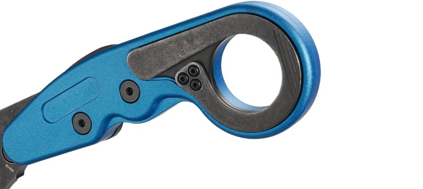 CRKT 4041B PROVOKE GRIVORY to konstrukcja nawiązująca stylistycznie do klasycznych azjatyckich noży typu karambit, łącząca jednocześnie najnowsze technologie z futurystycznym wyglądem.Innowacyjna technologia Kinematic pozwala na błyskawiczne wypchnięcie ostrza przy pomocy kciuka, które automatycznie ulega zablokowaniu.Aby zwolnić blokadę, wystarczy przesunąć specjalną dźwignię.Głownia o agresywnej linii i wykończeniu Stonewash, wykonana jest z wytrzymałej stali 1.4116, zaś rękojeść z Grivory.Jest to - LifeGun.pl NÓŻ CRKT 4041B - PROVOKE GRIVORY BLUE METALLIC-3