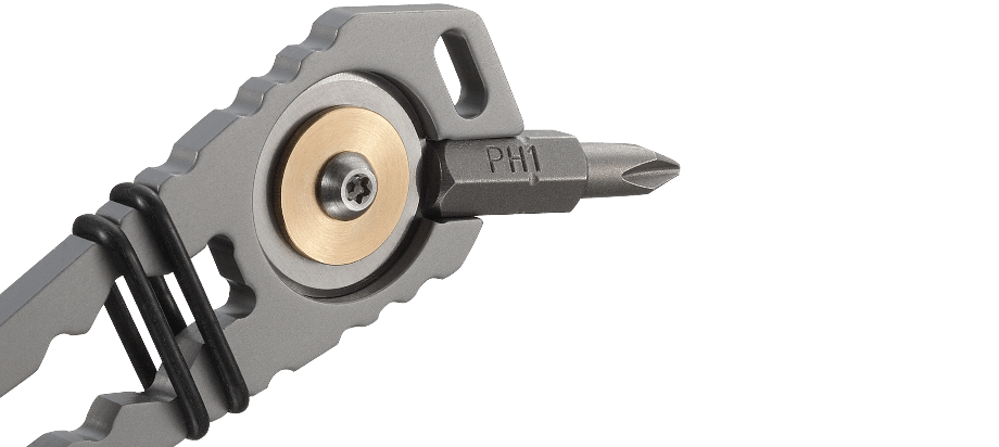 Multitool CRKT Pry Cutter 9913 To kompaktowe narzędzie wielofunkcyjne z brelokiem jest na tyle małe, że można je wszędzie zabrać ze sobą; utylitarne rozwiązanie pracy w podróży. Będące częścią kolekcji Scout Tools Joe Wu, narzędzie Pry Cutter Keychain Tool zawiera kilka kluczowych elementów, od przecinaka do przewodów po prostego wkrętaka na bity, dzięki czemu jest tak - LifeGun.pl Multitool CRKT Pry Cutter 9913-4