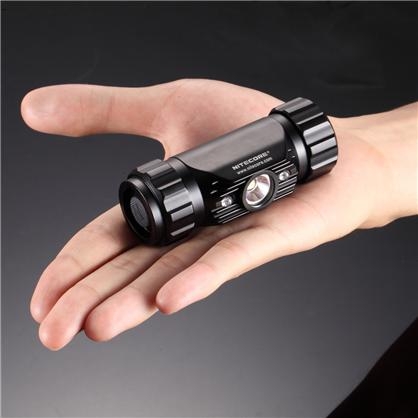 Światło S.O.S.: Tak | Maksymalny czas pracy (godz.): 510 | Zasięg wiązki światła (m): 98 | Średnica (cm): 3,2 | Waga bez baterii (g): 130 | Futerał: Nie | Wodoodporność: Do 2 m | Kolor: Czarny | Baterie (kompatybilne): 1 x 18650 lub 2 x CR123 | Długość całkowita (mm): 86 | Moc światła (L): 760 | Światło stroboskopowe: tak | Źródło światła: Dioda LED CREE XM-L2 (T6) - LifeGun.pl Latarka czołowa Nitecore HC50 760 Lumenów-4