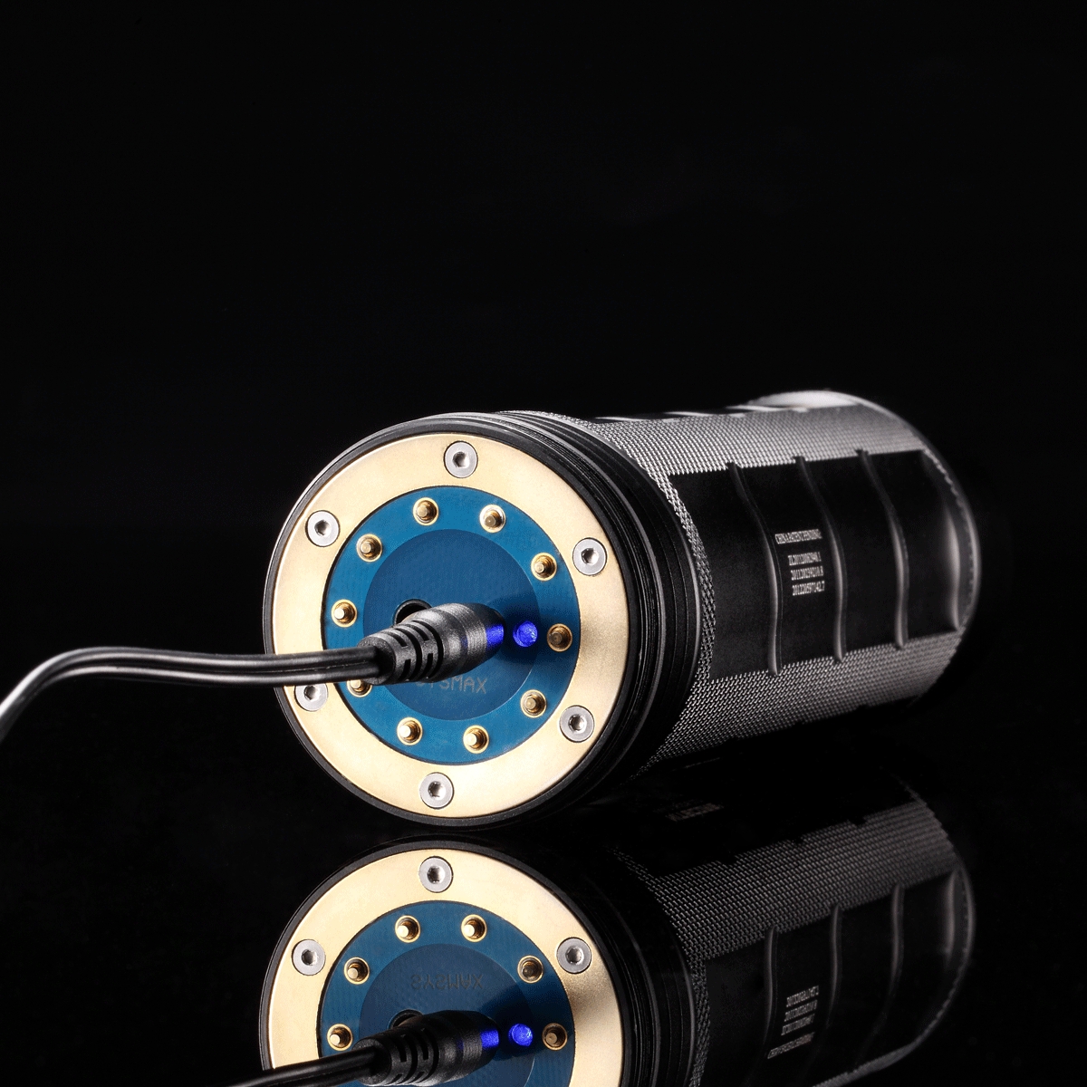 Akumulator Nitecore NBP52 Zastępuje 8 baterii 18650 i daje dwa razy dłuższy czas działania niż 8 baterii CR123. Przeznaczone do latarek Nitecore z serii TM. Pojemność: 65W Napięcie: 3,7V Waga: 565 g Długość: 157 mm Średnica: 50 mm Nie narażaj akumulatora na działanie wody lub ognia. Aby wydłużyć działanie akumulatora - LifeGun.pl Akumulator Nitecore NBP52-3