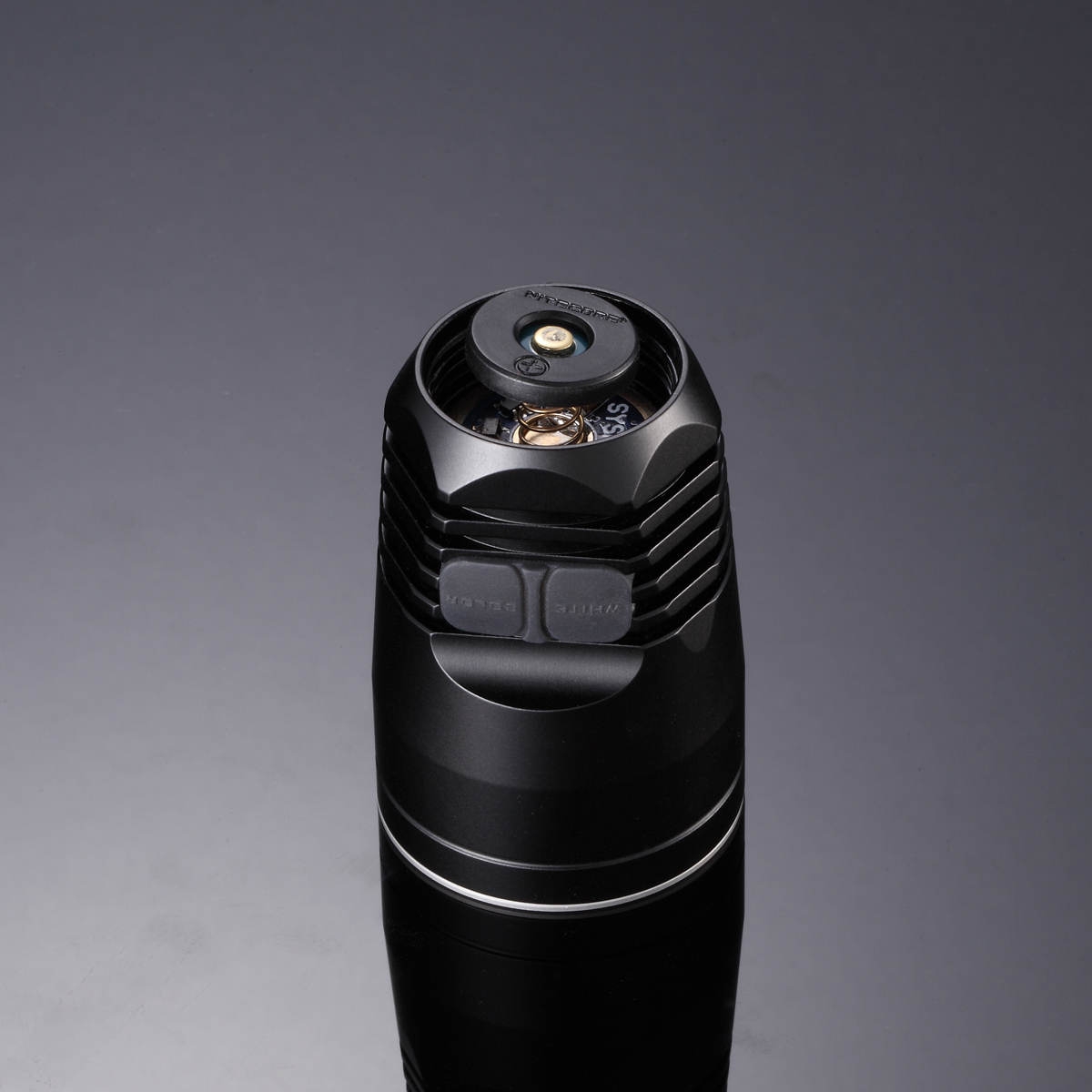 Światło S.O.S.: Tak | Maksymalny czas pracy (godz.): 400 | Zasięg wiązki światła (m): 190 | Waga bez baterii (g): 138 | Futerał: Tak | Wodoodporność: Do 2 m | Kolor: Czarny | Baterie (kompatybilne): 1 x 18650 lub 2 x CR123 | Długość całkowita (mm): 143 | Średnica głowicy (mm): 40 | Źródło światła: Dioda LED Premium CREE XP-G2 | Światło stroboskopowe: tak | Moc światła (L): 440 - LifeGun.pl Latarka Nitecore CR6 CHAMELEON Red 440 Lumenów-3