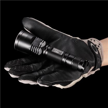 Światło S.O.S.: Tak | Maksymalny czas pracy (godz.): 400 | Zasięg wiązki światła (m): 190 | Waga bez baterii (g): 138 | Futerał: Tak | Wodoodporność: Do 2 m | Kolor: Czarny | Baterie (kompatybilne): 1 x 18650 lub 2 x CR123 | Długość całkowita (mm): 143 | Średnica głowicy (mm): 40 | Źródło światła: Dioda LED Premium CREE XP-G2 | Światło stroboskopowe: tak | Moc światła (L): 440 - LifeGun.pl Latarka Nitecore CB6 CHAMELEON Blue 440 Lumenów-7