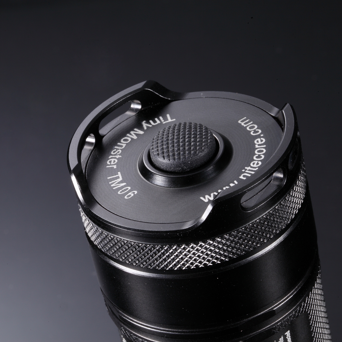 Światło S.O.S.: Tak | Maksymalny czas pracy (godz.): 433 | Zasięg wiązki światła (m): 334 | Waga bez baterii (g): 277 | Ładowarka w zestawie: Nie | Futerał: Tak | Wodoodporność: Do 2 m | Kolor: Czarny | Baterie (kompatybilne): 4 x akumulator 18650 3,7V | Długość całkowita (mm): 125 | Średnica głowicy (mm): 50 | Źródło światła: Dioda LED CREE XM-L2 | Światło stroboskopowe: tak | Moc światła (L): 3800 - LifeGun.pl Latarka Nitecore Tiny Monster TM06 3800 lumenów-4