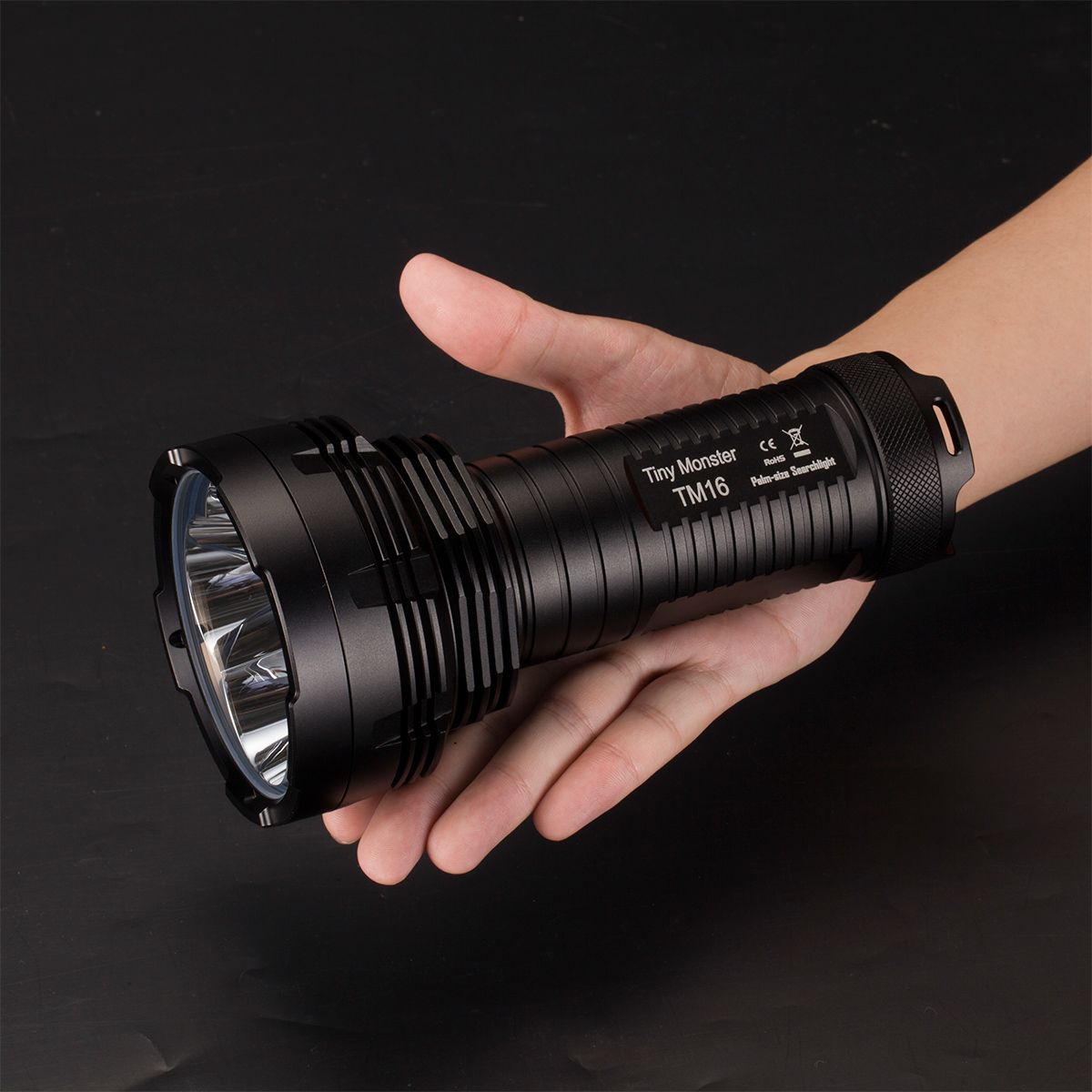 Światło S.O.S.: Tak | Maksymalny czas pracy (godz.): 520 | Zasięg wiązki światła (m): 700 | Waga bez baterii (g): 506 | Ładowarka w zestawie: Nie | Baterie w zestawie: Nie | Futerał: Tak | Wodoodporność: Do 2 m | Kolor: Czarny | Baterie (kompatybilne): 4 x akumulator 18650 3,7V | Światło stroboskopowe: tak | Źródło światła: 4 x CREE XM-L2 U2 | Moc światła (L): 4000 - LifeGun.pl Latarke Nitecore LED TinyMonster TM16 4000 lumenów-3