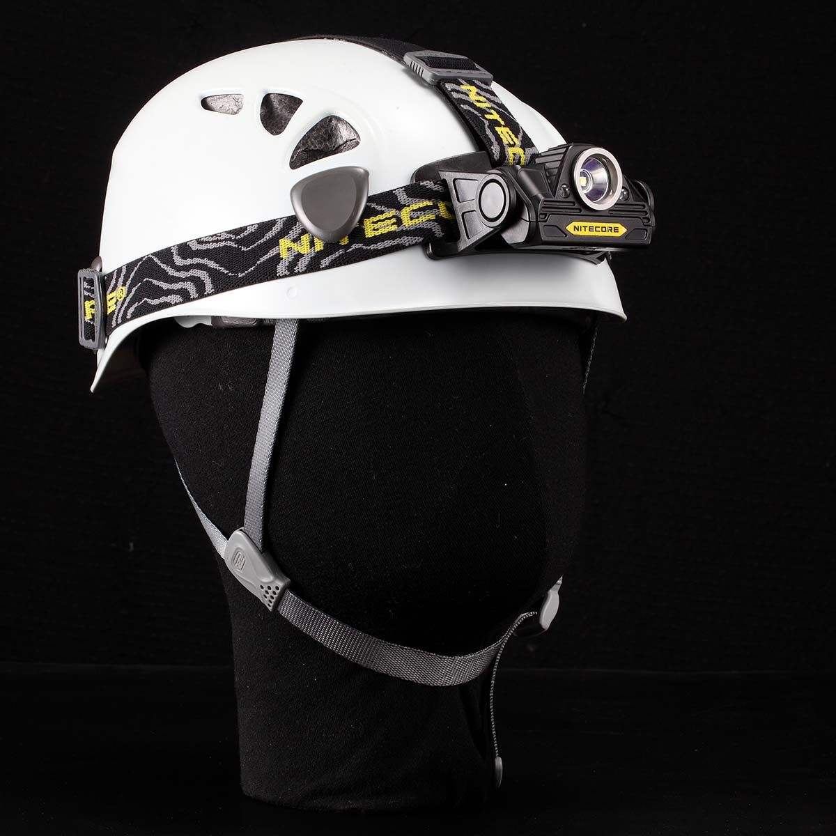 Światło S.O.S.: Tak | Maksymalny czas pracy (godz.): 160 | Zasięg wiązki światła (m): 110 | Waga bez baterii (g): 61.4 | Ładowarka w zestawie: Nie | Baterie w zestawie: Nie | Futerał: Nie | Wodoodporność: Tak | Kolor: Czarny | Baterie (kompatybilne): 2x AA | Długość całkowita (mm): 90 | Średnica głowicy (mm): 24 | Źródło światła: Dioda LED CREE XP-G2 (R5) | Światło stroboskopowe: tak | Moc światła (L): 300 - LifeGun.pl Czołówka LED Nitecore HA20 300 lumenów-3