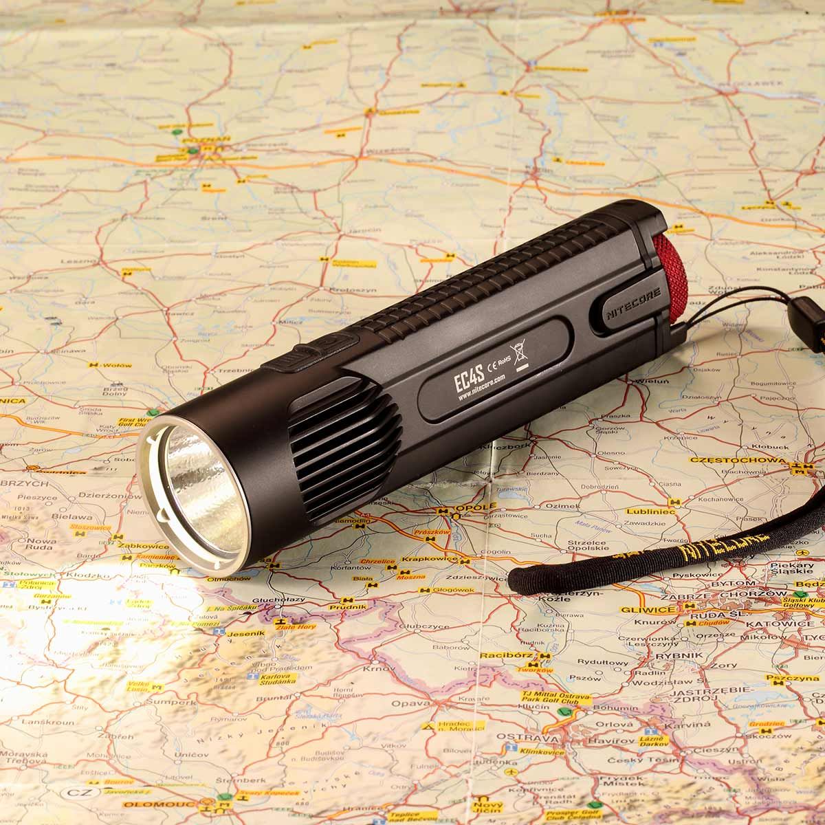 Światło S.O.S.: Tak | Maksymalny czas pracy (godz.): 325 | Zasięg wiązki światła (m): 280 | Waga bez baterii (g): 171 | Ładowarka w zestawie: Nie | Baterie w zestawie: Nie | Futerał: Tak | Wodoodporność: Tak | Kolor: Czarny | Baterie (kompatybilne): 2x 18650 lub 4x CR123 | Światło stroboskopowe: tak | Moc światła (L): 2150 | Średnica głowicy (mm): 40 | Źródło światła: Dioda LED Cree XHP50 - LifeGun.pl Latarka LED Nitecore EC4S 2150 Lumenów-3