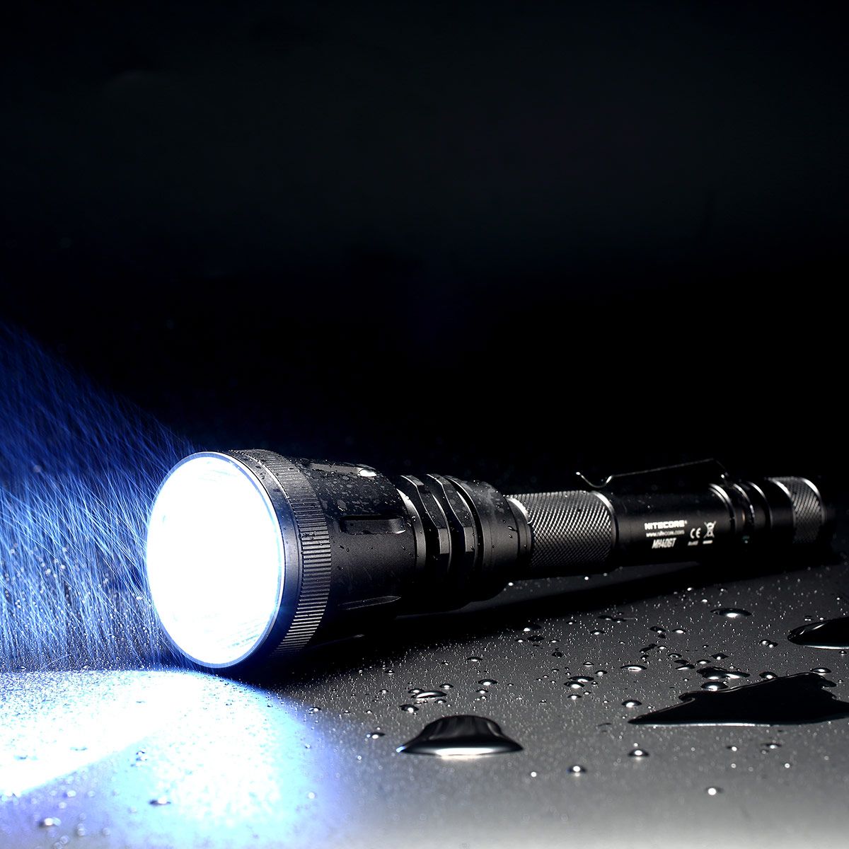 Światło S.O.S.: Tak | Maksymalny czas pracy (godz.): 130 | Zasięg wiązki światła (m): 803 | Waga bez baterii (g): 302 | Ładowarka w zestawie: Tak | Baterie w zestawie: Tak | Futerał: Tak | Wodoodporność: Tak | Kolor: Czarny | Baterie (kompatybilne): 2x 18650 lub 4x CR123 | Światło stroboskopowe: tak | Moc światła (L): 1000 | Średnica głowicy (mm): 60 | Źródło światła: Dioda LED CREE XP-L HI V3 - LifeGun.pl Latarka LED Nitecore MH40GT 1000 Lumenów-5