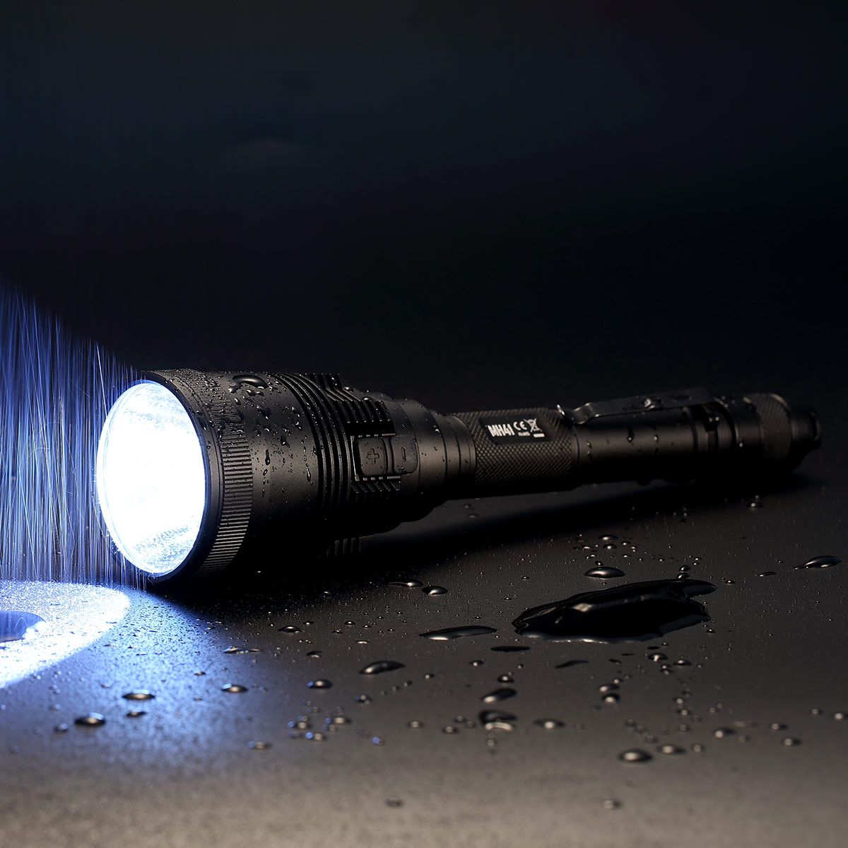 Światło S.O.S.: Tak | Maksymalny czas pracy (godz.): 850 | Zasięg wiązki światła (m): 495 | Waga bez baterii (g): 321 | Ładowarka w zestawie: Tak | Baterie w zestawie: Nie | Futerał: Tak | Wodoodporność: Tak | Baterie (kompatybilne): 2x 18650 lub 4x CR123 | Światło stroboskopowe: tak | Moc światła (L): 2150 | Średnica głowicy (mm): 60 | Źródło światła: Dioda LED Cree XHP50 - LifeGun.pl Latarka LED Nitecore MH41 2150 Lumenów-2