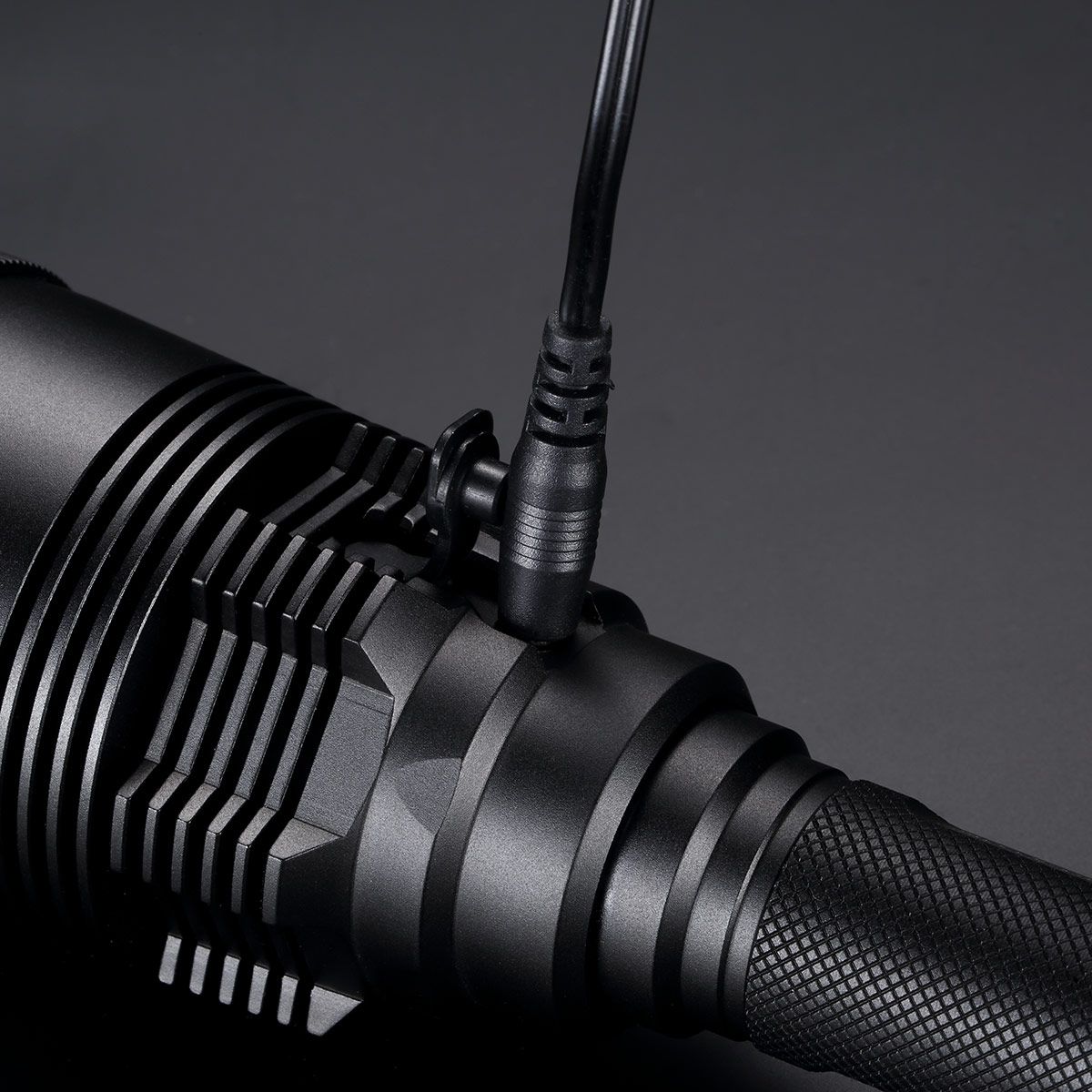 Światło S.O.S.: Tak | Maksymalny czas pracy (godz.): 850 | Zasięg wiązki światła (m): 495 | Waga bez baterii (g): 321 | Ładowarka w zestawie: Tak | Baterie w zestawie: Nie | Futerał: Tak | Wodoodporność: Tak | Baterie (kompatybilne): 2x 18650 lub 4x CR123 | Światło stroboskopowe: tak | Moc światła (L): 2150 | Średnica głowicy (mm): 60 | Źródło światła: Dioda LED Cree XHP50 - LifeGun.pl Latarka LED Nitecore MH41 2150 Lumenów-5