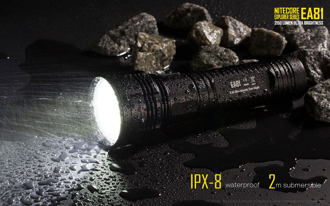 Światło S.O.S.: Tak | Maksymalny czas pracy (godz.): 810 | Zasięg wiązki światła (m): 462 | Waga bez baterii (g): 282 | Ładowarka w zestawie: Nie | Baterie w zestawie: Nie | Futerał: Tak | Wodoodporność: Tak | Kolor: Czarny | Baterie (kompatybilne): 8x AA | Światło stroboskopowe: tak | Moc światła (L): 2150 | Średnica głowicy (mm): 60 | Źródło światła: Dioda LED Cree XHP50 - LifeGun.pl Latarka LED Nitecore EA81 2150 Lumenów-17