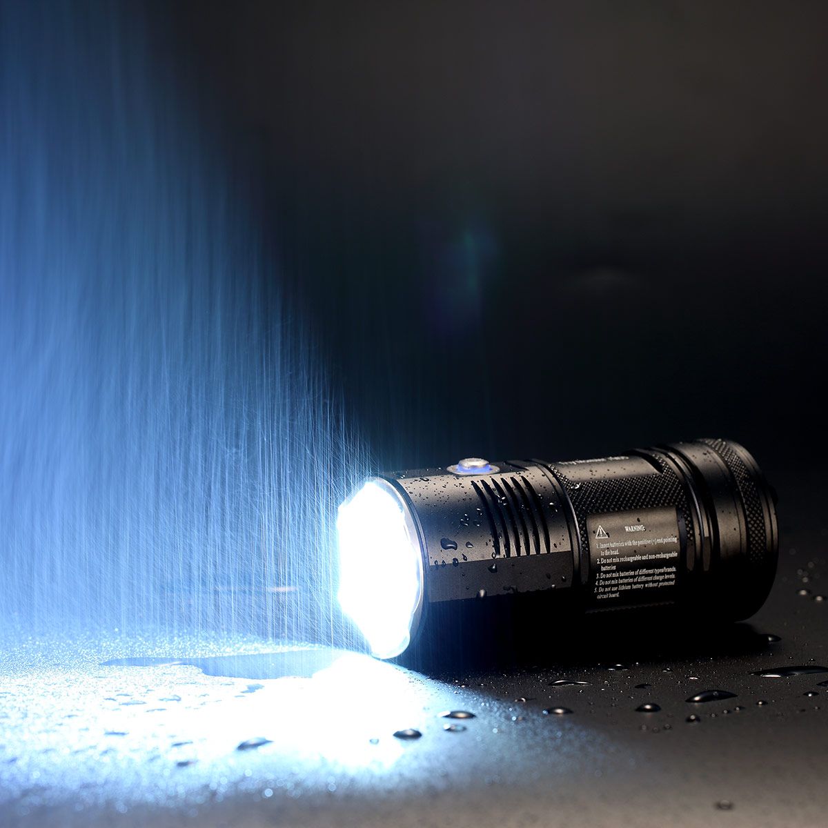 Światło S.O.S.: Tak | Maksymalny czas pracy (godz.): 560 | Zasięg wiązki światła (m): 359 | Waga bez baterii (g): 266 | Ładowarka w zestawie: Nie | Baterie w zestawie: Nie | Futerał: Tak | Wodoodporność: Tak | Kolor: Czarny | Baterie (kompatybilne): 4 x 18650 | Światło stroboskopowe: tak | Moc światła (L): 4000 | Średnica głowicy (mm): 50 - LifeGun.pl Latarka LED Nitecore TM06S 4000 Lumenów-3