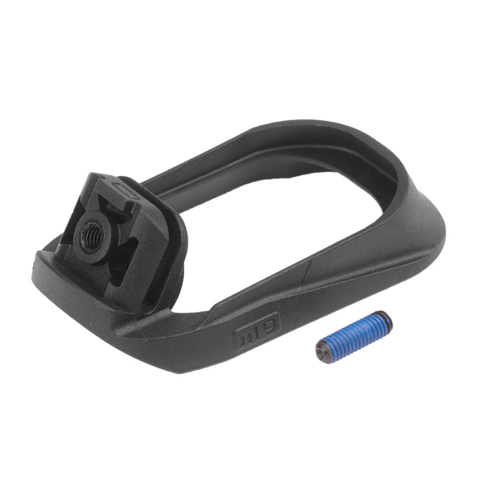 Lejek do gniazda magazynka pistoletów Glock, ułatwiający przypięcie nowego źródła amunicji. Dzięki poszerzonej przedniej części poprawia stabilność chwytu broni, zapewniając większą powierzchnię pod palcami. Wykonany jest z patentowanego przez producenta tworzywa SI Polymer Extreme, charakteryzującego się lekkością i dużą odpornością na uderzenie. Dzięki swojemu designowi dopasowuje się do kabur na pas oraz współdziała z przedłużoną - LifeGun.pl Strike Industries - Lejek gniazda magazynka Gen 3 Polymer Magwell do Glock G19 / G23 Gen 3 - Polimerowy - Czarny - SI-G3-MagWell-19-1