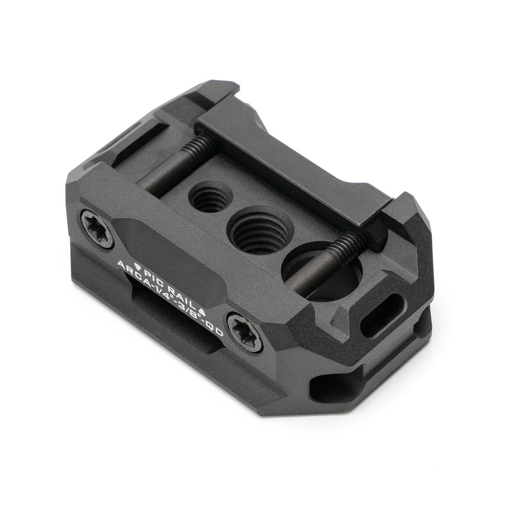 Adapter montażu na szynę Picatinny z Arca Swiss Rail oraz gwintów 1/4" i 3/8". Zastosowanie adaptera w tym standardzie pozwoli na użycie dwójnogu lub innych kompatybilnych urządzeń. Wykonanie z frezowanego aluminium ze stalowymi zaczepami tworzy solidną konstrukcję, która bez problemu oprze się odrzutowi broni palnej. Adapter został dopasowany kształtem w taki sposób, aby nie haczyć - LifeGun.pl Strike Industries - Adapter dla Picatinny Arca oraz 1/4" i 3/8" - QD Sling - SI-ARCA-TRI-PADA-BK-1