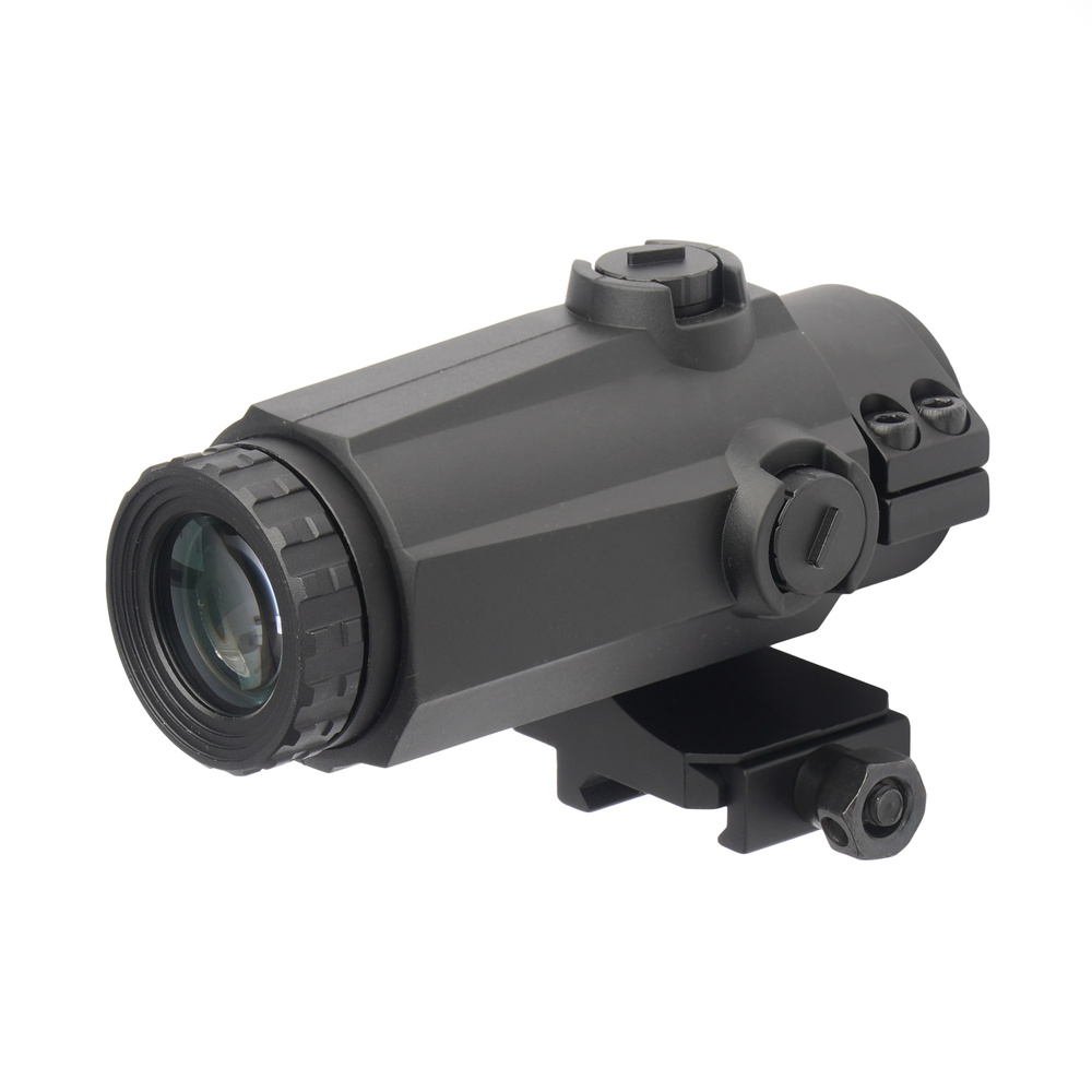 Vector Optics Maverick III to powiększalnik zaprojektowany do współpracy z kolimatorami montowanymi do szyny Picatinny. Zapewnia trzykrotne powiększenie przy szerokim polu widzenia - około 18 m na 100 m. Tak szeroki zakres pozwala na obserwację i prowadzenie ognia na średnich dystansach bez utraty orientacji w terenie. Układ optyczny wykorzystuje soczewki z wielowarstwową powłoką FMC, poprawiającą - LifeGun.pl Vector Optics - Powiększalnik Maverick III 3x22 - MIL - Czarny - SCMF-31-1