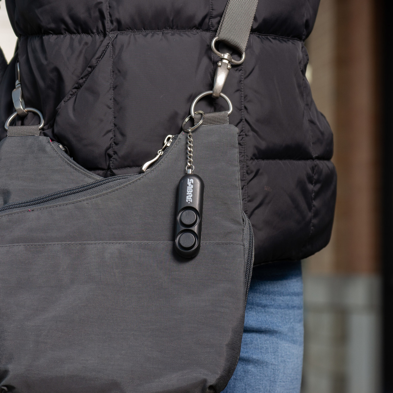 Podaruj bezpieczeństwo bliskiej kobiecie – alarm osobisty SABRE 120 dB. Skuteczna samoobrona bez przemocy. Kup teraz w lifegun.pl! - LifeGun.pl Alarm osobisty SABRE PA 02 Czarny 04