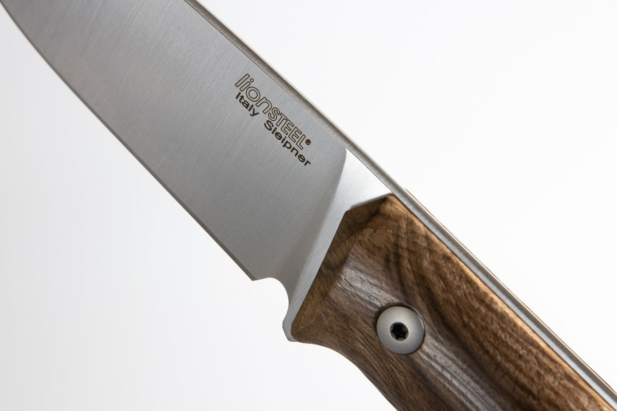 B35 Walnut, nóż ze stałym ostrzem włoskiej manufaktury LionSteel. Ze względu na wymiary oraz niską wagę niesamowicie poręczny i łatwy w przenoszeniu, bez utraty cech pełnowymiarowego noża bushcraftowego. Doskonale wyważony, ostrze ze stali Sleipner... - LifeGun.pl Nóż LionSteel Bushcraft Walnut, Satin Blade (B35 WN)-9