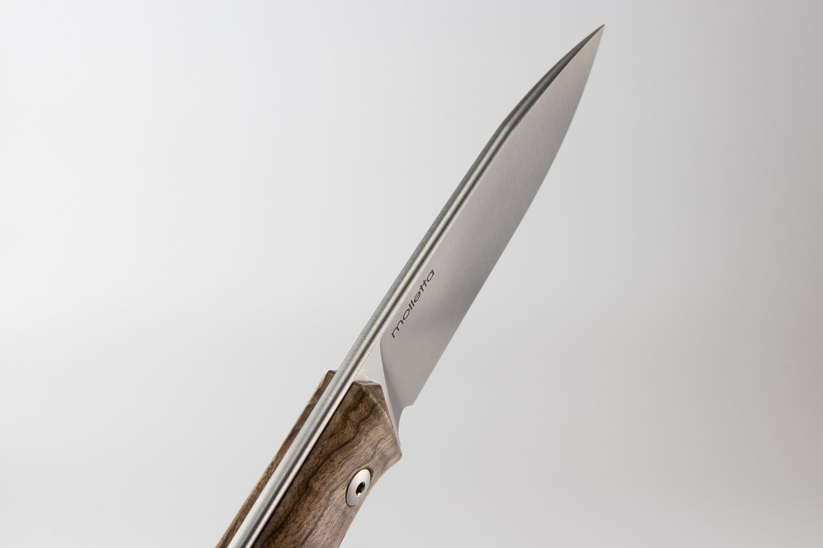 B35 Walnut, nóż ze stałym ostrzem włoskiej manufaktury LionSteel. Ze względu na wymiary oraz niską wagę niesamowicie poręczny i łatwy w przenoszeniu, bez utraty cech pełnowymiarowego noża bushcraftowego. Doskonale wyważony, ostrze ze stali Sleipner... - LifeGun.pl Nóż LionSteel Bushcraft Walnut, Satin Blade (B35 WN)-7