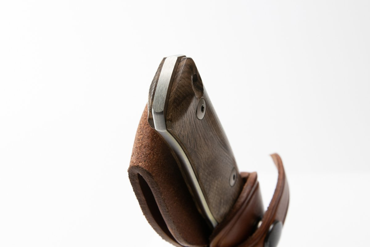 B35 Walnut, nóż ze stałym ostrzem włoskiej manufaktury LionSteel. Ze względu na wymiary oraz niską wagę niesamowicie poręczny i łatwy w przenoszeniu, bez utraty cech pełnowymiarowego noża bushcraftowego. Doskonale wyważony, ostrze ze stali Sleipner... - LifeGun.pl Nóż LionSteel Bushcraft Walnut, Satin Blade (B35 WN)-14