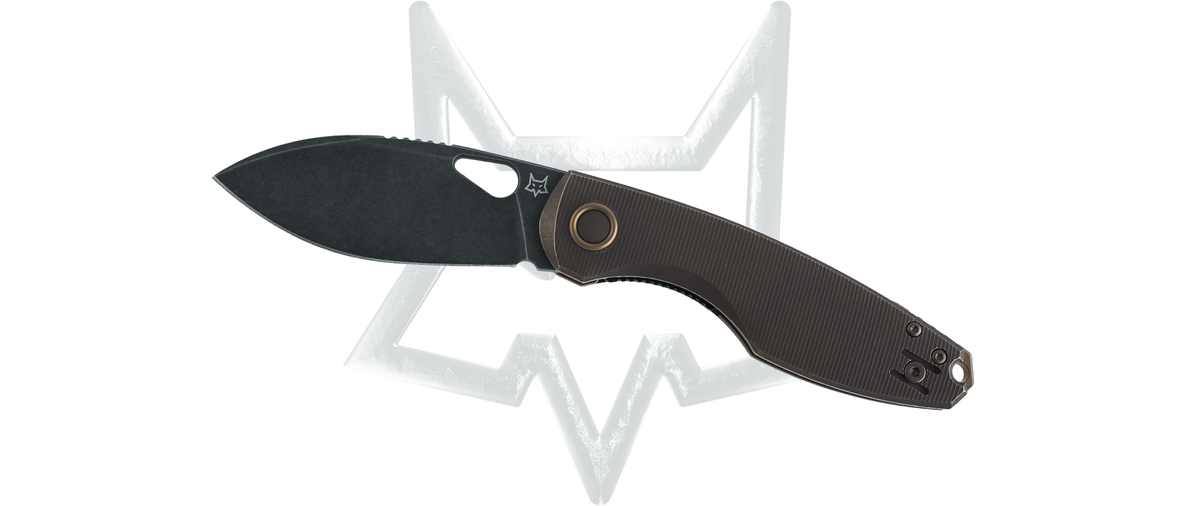 Chilin Black Titanium, Black Stone Washed PVD, elegancki projekt Jespera Voxnaesa o charakterystycznej klindze w kształcie liścia. Doskonała stal narzędziowa M398, odporna, tytanowa rękojeść w typowym dla Jespera utylitarnym i nowoczesnym stylu! - LifeGun.pl Nóż składany FOX Chilin Bronze Titanium, Black Stonewashed PVD M398 by Jesper Voxnæs (FX-530 TiDSW)-1