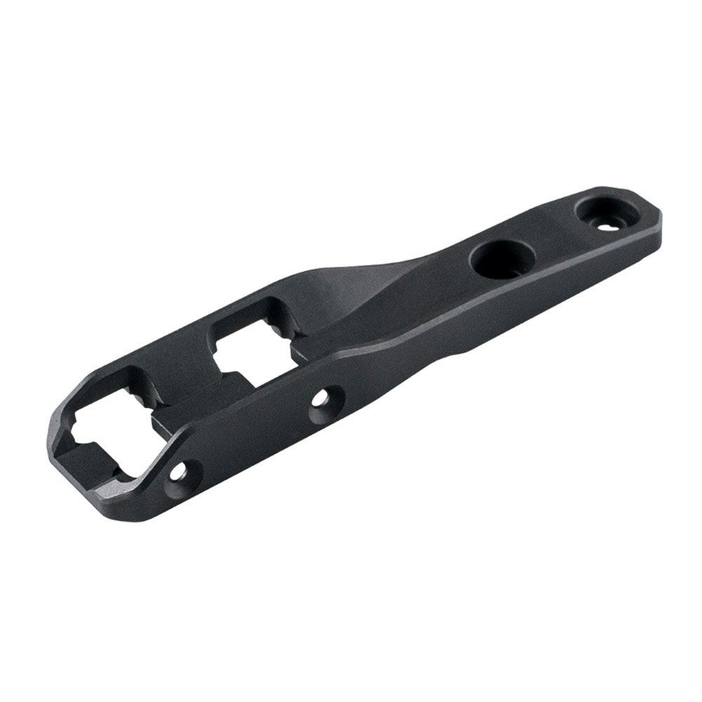 M-LOK Extended Cantilever Scout Mount zapewnia maksymalne wysunięcie światła do przodu, aby zminimalizować rzucanie cienia i zwrócić użytkownikowi użyteczną przestrzeń na łożu broni. Konstrukcja montażu jest niskoprofilowa i zoptymalizowana dla łóż Magpul MOE SL, Zhukov i MOE M-LOK Shotgun, a także kompatybilnych aluminiowych osłon M-LOK. - Montaż wykonany z anodowanego aluminium Mil-Spec. - Uchwyty łagodzące - LifeGun.pl Magpul - Uchwyt na latarkę M-LOK® Extended Cantilever Scout Mount - MAG935-BLK-1