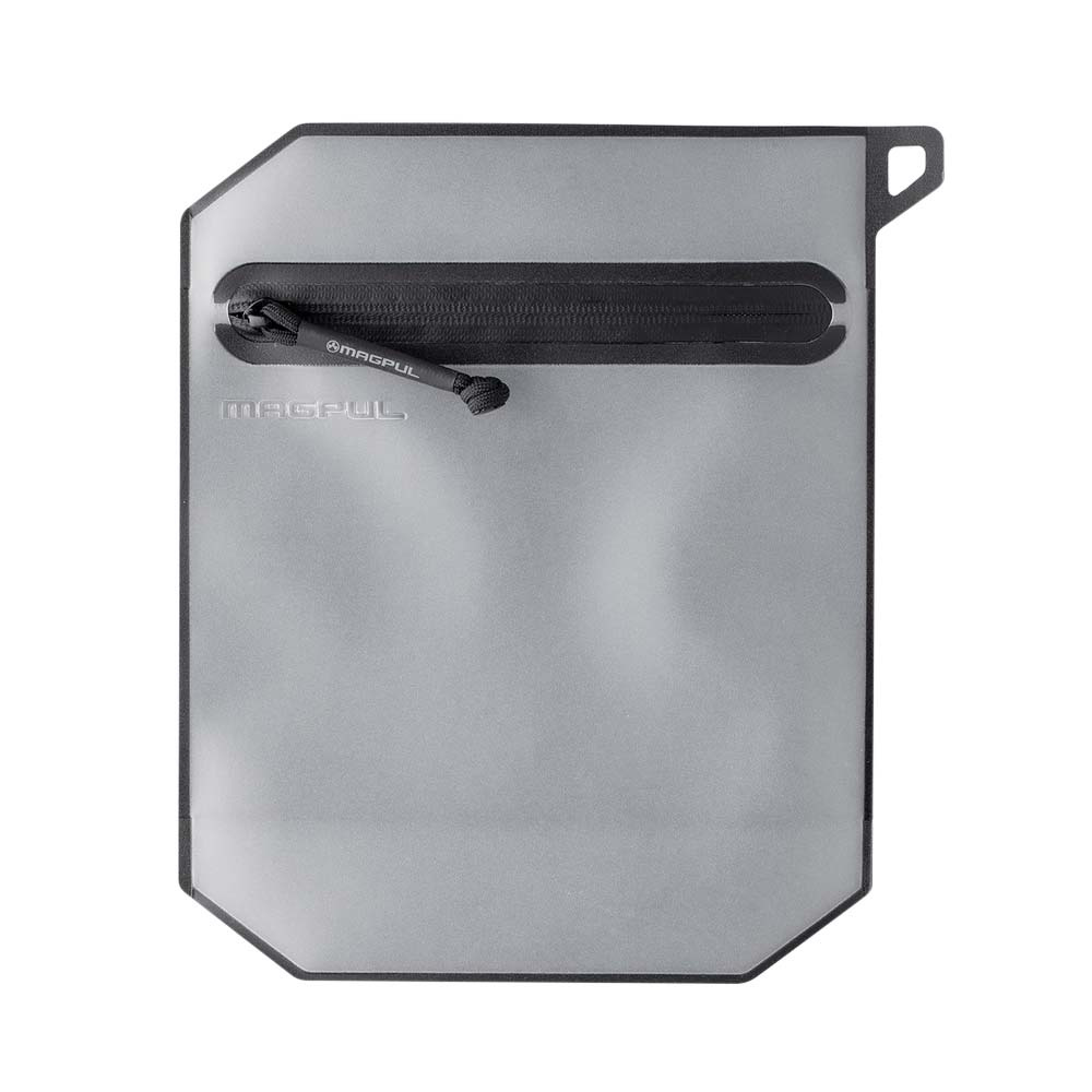 Pokrowiec DAKA™ Medium Window Pouch przeznaczony do przechowywania przedmiotów wrażliwych na wilgoć i zapylenie od firmy Magpul. W celu łatwiejszego zarządzania zawartością pokrowca, frontowa ściana została wykonana z matowego przeźroczystego tworzywa. Pokrowiec wyróżnia się większą szczelnością ponieważ został wykonany z elastycznego kompozytu otwierany przy użycia zamka YKK AquaGuard®. W jednym z narożników pokrowca znajduje się - LifeGun.pl Magpul - Pokrowiec DAKA™ Medium Volume Pouch - Czarny - MAG1101-001-1